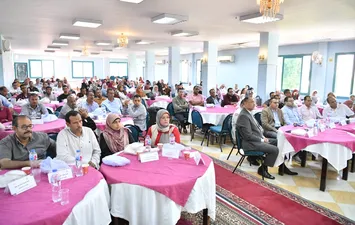 محافظ قنا يشارك العاملين بمبني المحافظة في إفطار جماعي
