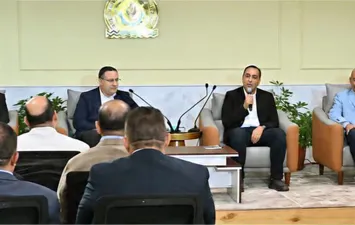 مدبولي مع طلاب جامعات السويس