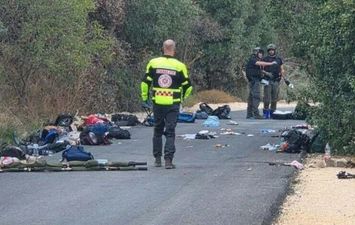 مسعفون إسرائيليون في موقع الحادث 