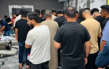 مواطنون ليبيون يتابعون حالة ضحايا الانفجار  