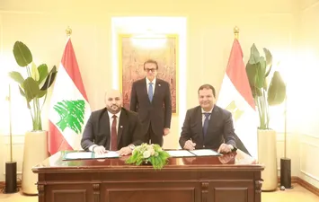 وزير الصحة ونظيره اللبناني يشهدان توقيع مذكرة تفاهم