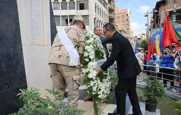 وضع اكليلا من الزهور في المنوفية 