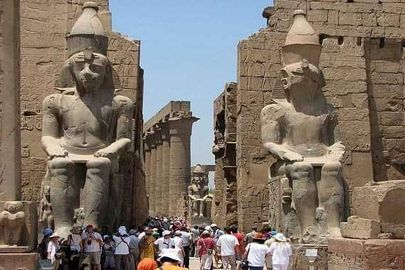 السياحة في مصر بمعبد الأقصر - صورة أرشيفية 