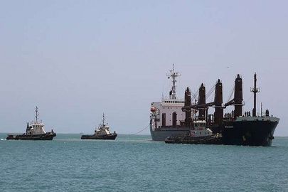 الحوثيون أطلقوا صاروخين أخطآ سفينة في البحر الأحمر