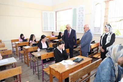 الدكتور رضا حجازي داخل لجنة امتحانات الثانوية العامة 