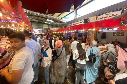 إقبال على شراء الأسماك بسوق البازار في بورسعيد 