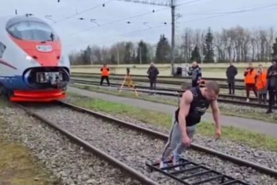رياضي روسي يجر قطار
