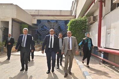 وزير قطاع الاعمال اثناء تفقده مصانع الشركة العربية للأدوية (ادكو)