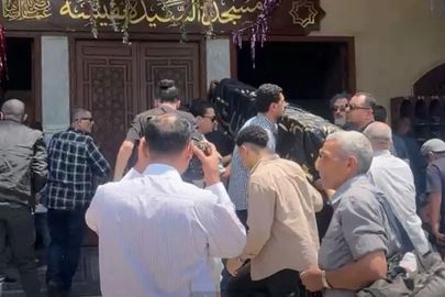 وصول جثمان والدة الفنانة ريم أحمد إلى مسجد السيدة نفيسة.. والمخرجة منال الصيفي أول الحضور