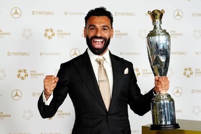 صلاح مع جائزة أفضل لاعب في الدوري الإنجليزي
