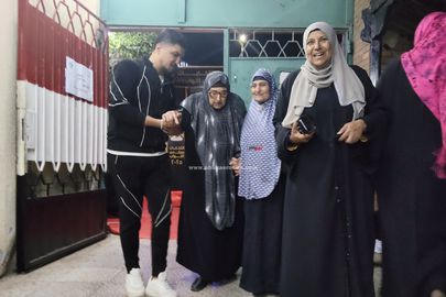 سيدة ثمانينية تدلى بصوتها