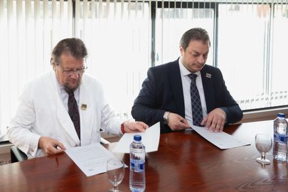 الدكتور حازم عبدالله النشار مدير  المعهد التذكاري للأبحاث الرمدية اثناء توقّع مذكرة التفاهم