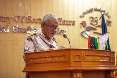 الزبير البكوش بملابس الكشافة