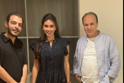 ياسمين صبري برفقة فريق عمل الفيلم