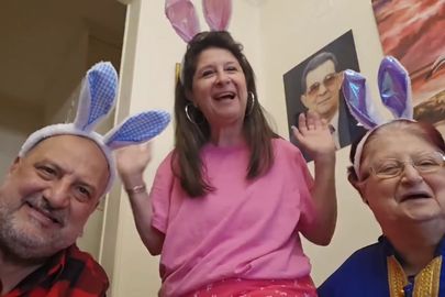 خالد الصاوي برفقة والدته وشقيقته 