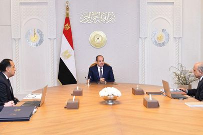 الرئيس السيسي يطلغ على مشروعات الطاقة 