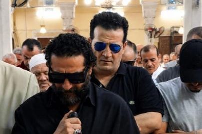 أحمد خليل أباظة خلف أحمد حلمي في جنازة والدته