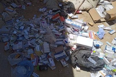 الأدوية أعلى السطح داخل مستشفى سوهاج العام 