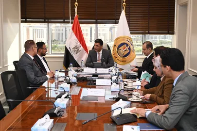 وزير الصناعة اثناء لقاءه مسؤولي شركة جوتن مصر للدهانات 