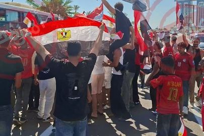 الجماهير في مطار العلمين