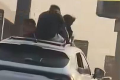 أشخاص تقف فوق سيارة