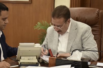محافظ بورسعيد يوقع عقود تمليك أراضٍ لـ5 مصانع بالمنطقة الصناعية جنوب بورسعيد