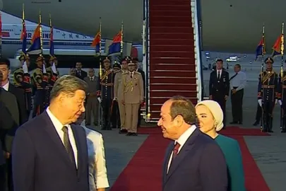 الرئيس السيسي أثناء ترحيبه بنظيره الصيني