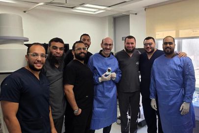 الفريق الطبي المجري العملية 