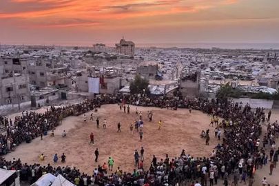  مباراة كرة قدم تمنح النازحين لحظات من الفرح في خان يونس