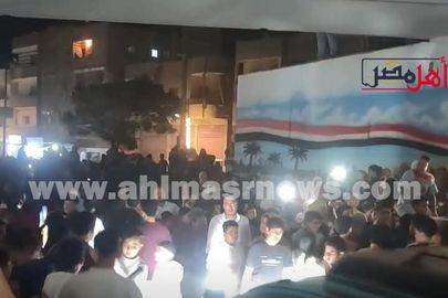 جانب من انتظار الأهالي لوصول &laquo;ميار عثمان&raquo;