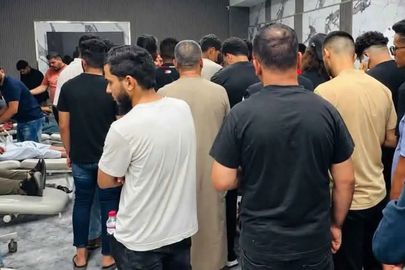 مواطنون ليبيون يتابعون حالة ضحايا الانفجار  