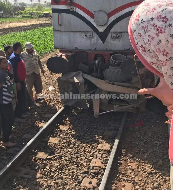 إصطدام قطار بـ لودر