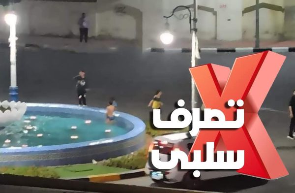 الاطفال يحولون نافورة ميدان قصر ثقافة بورسعيد لحمام سباحة