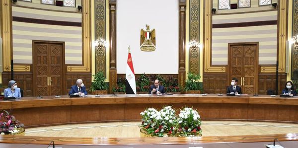 الرئيس السيسي يجتمع بالخبراء اليابانيين المشرفين علي منظومة المدارس المصرية اليابانية 3