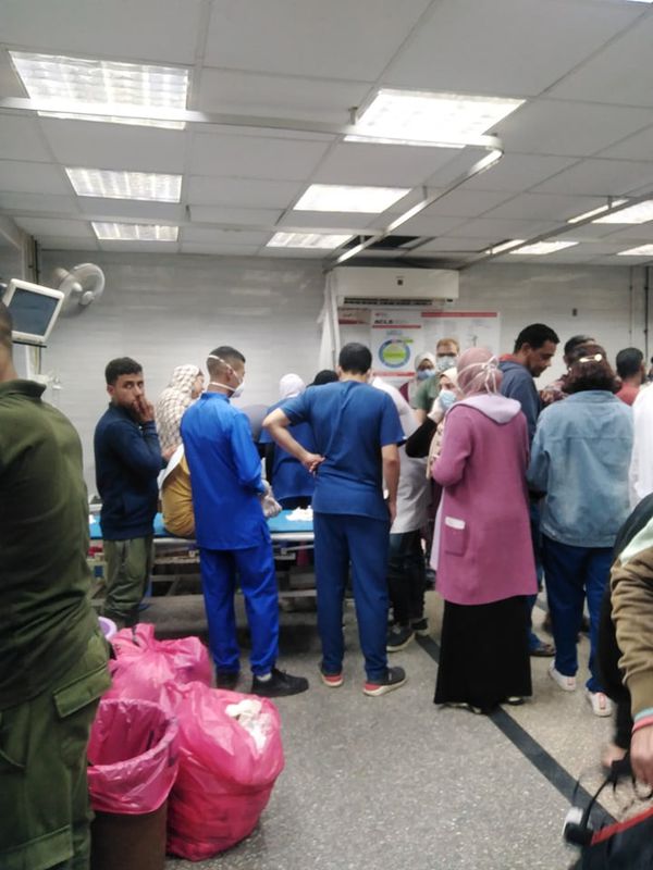 تزاحم أهالي مصابي حادث قطار طوخ على مستشفى بنها الجامعي 