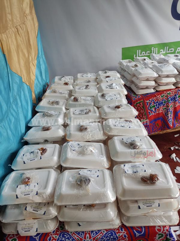 مؤسسة ثواب توزع وجبات افطار علي الاخوة السودانيين بأسوان 