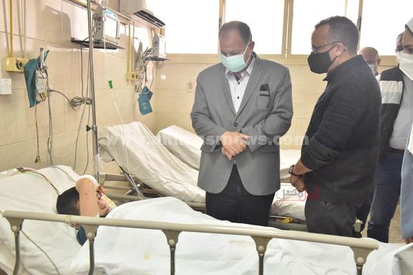 محافظ أسيوط يزور مصابى حادث تفحم أتوبيس بالمستشفى الجامعى 