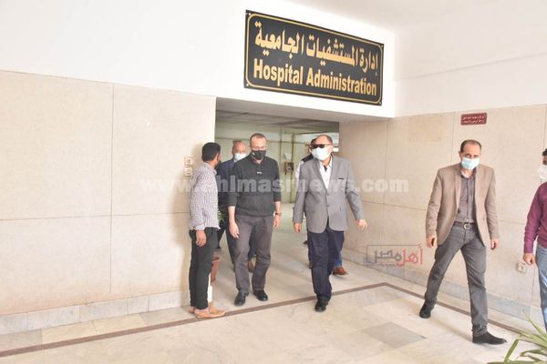 محافظ أسيوط يزور مصابى حادث تفحم أتوبيس بالمستشفى الجامعى 