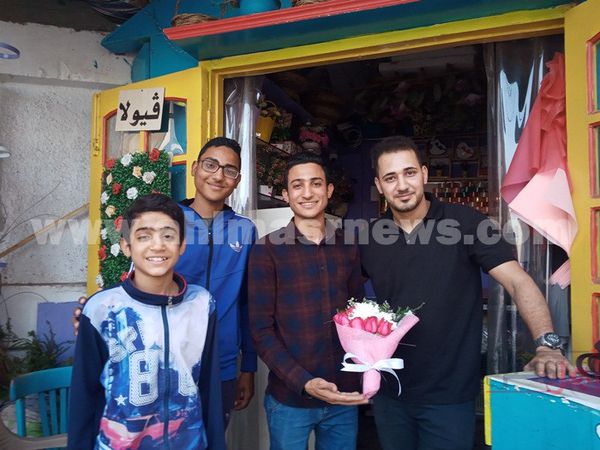 محمد مصطفي محمود الشاب المكافح مع اسرته وأصدقائة بأسيوط 