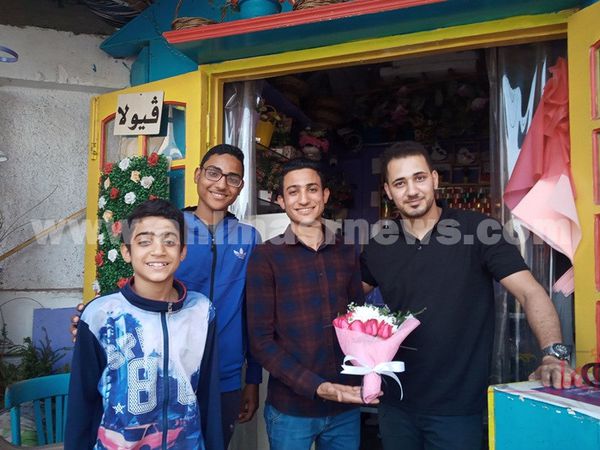محمد مصطفي محمود الشاب المكافح مع اسرته وأصدقائة بأسيوط 