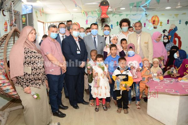 نائب رئيس جامعة اسيوط يزور أطفال مرضى معهد الأورام 