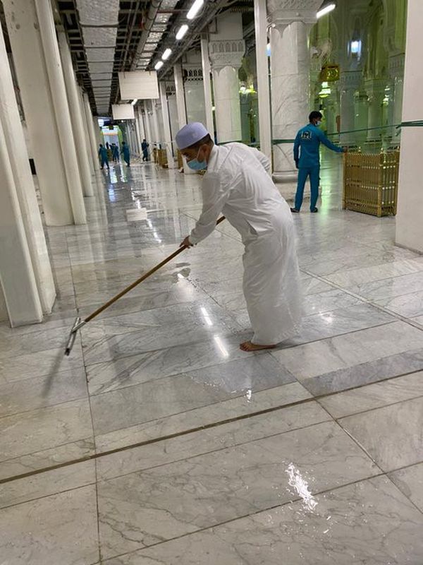 وزير ماليزي ينظف الحرم المكي