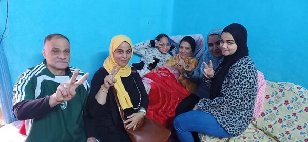 أهل مصر مع السيدة حلاوتهم زينهم عقب خروجها من المستشفى