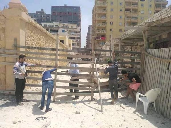 أسوار خشبية على منافذ شاطىء العجمى فى الاسكندرية لمنع المواطنين خلال شم النسيم 