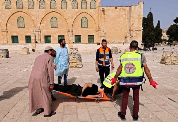 ارتفاع عدد إصابات اقتحام المسجد الاقصى لـ278 (صور)