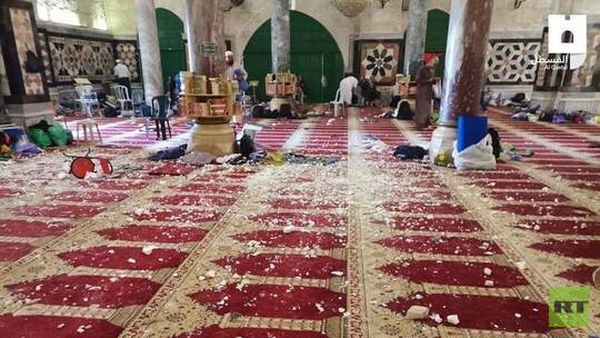 المعتكفون يشرعون بتنظيف ساحات المسجد الأقصى عقب انسحاب قوات الاحتلال الإسرائيلي