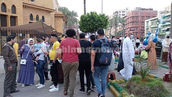 انتشار الاهالى فى شوارع بورسعيد بعد اداء صلاة العيد