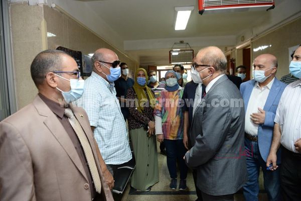 رئيس جامعة أسيوط فى زيارة لمقرات حملة تطعيم لقاح كورونا