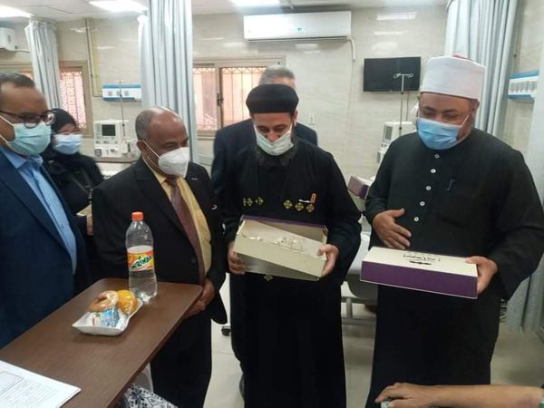 رجال الدين الإسلامي والمسيحي يزورون المرضي بأسوان 