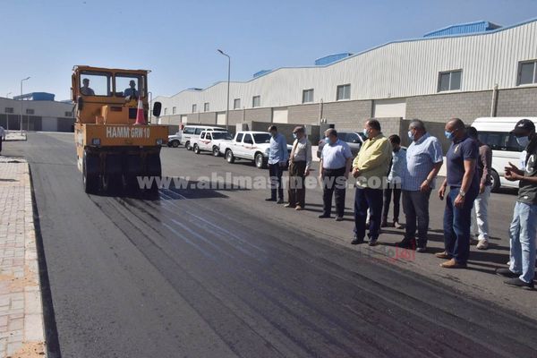 محافظ أسيوط يتفقد الرصف بمجمع الصناعات الصغيرة والمتوسطة بعرب العوامر 